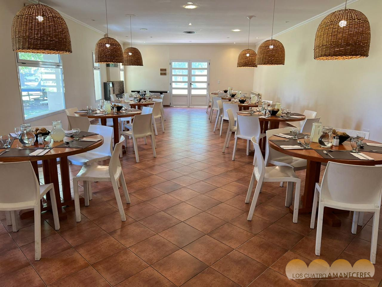 Comedor con mesas servidas