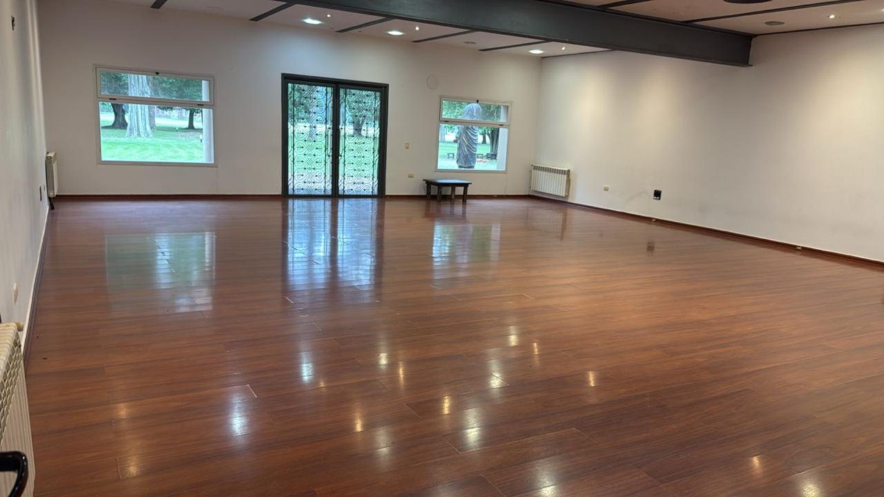 Salón del predio con vista al parque