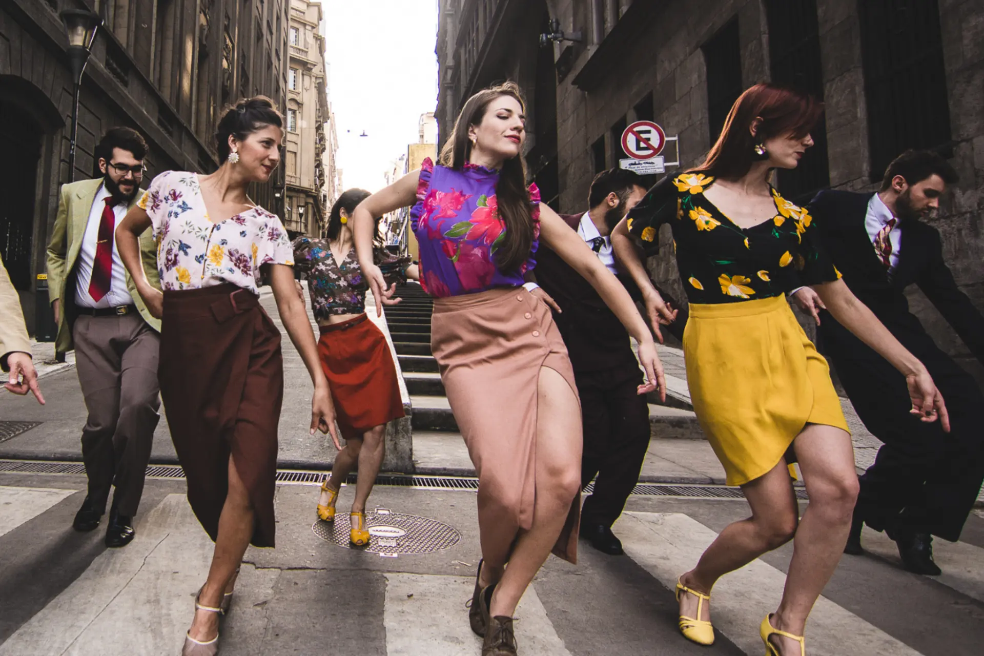 Bailarines de swing cruzando una calle del centro de Buenos Aires