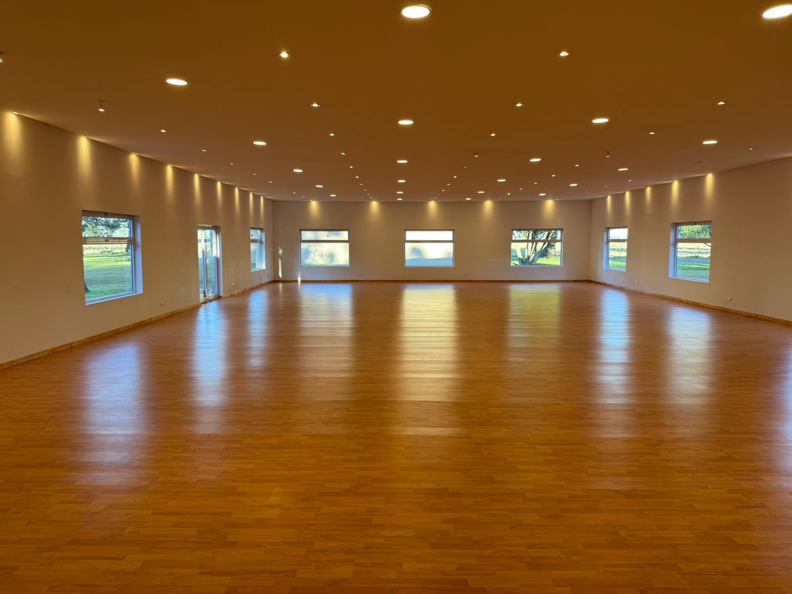 Salón principal con piso de madera